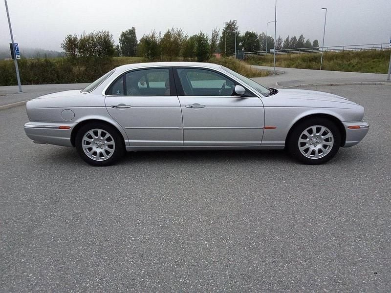 Grå Begagnad 2003 Jaguar XJ Sedan | 145 000 kr (Marknadspris) - Bild 1/4