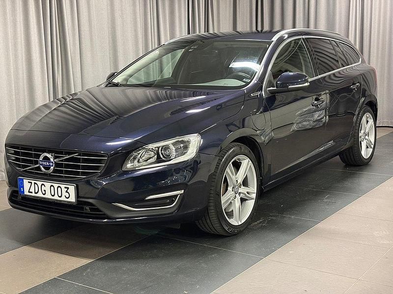 Mörkblå Begagnad 2017 Volvo V60 Standard Kombi | 229 900 kr (Lite dyr) - Bild 1/4