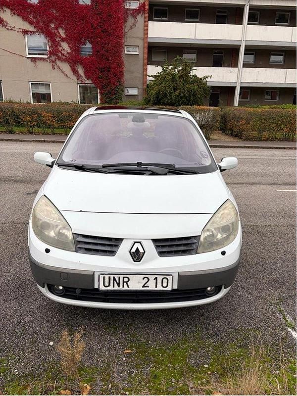 Vit Begagnad 2004 Renault Mégane II Sedan | 25 000 kr (Marknadspris) - Bild 1/4