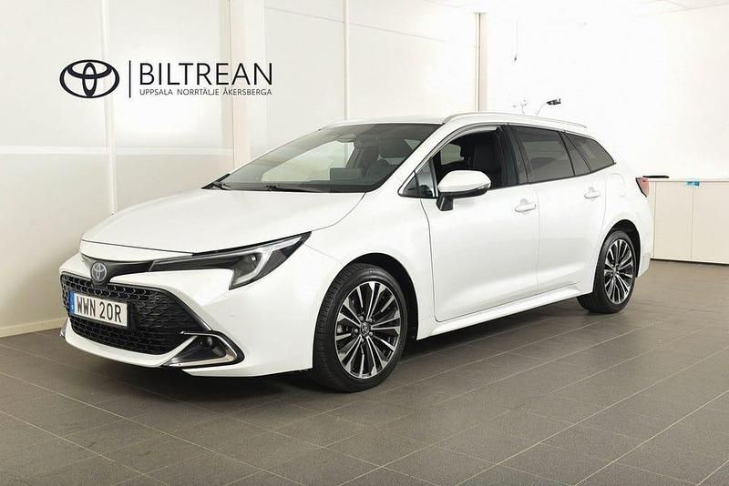 Vit Begagnad 2023 Toyota Corolla Style Kombi | 299 900 kr (Marknadspris) - Bild 1/4