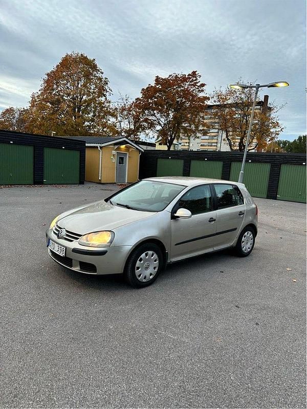Brun Begagnad 2004 VW Golf IV Halvkombi | 25 000 kr (Lite dyr) - Bild 1/4