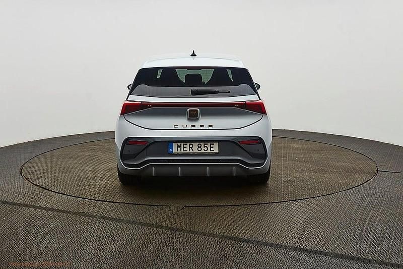 Begagnad Cupra Born e-Boost 170 kW (232 HK) 2023 Silver Halvkombi