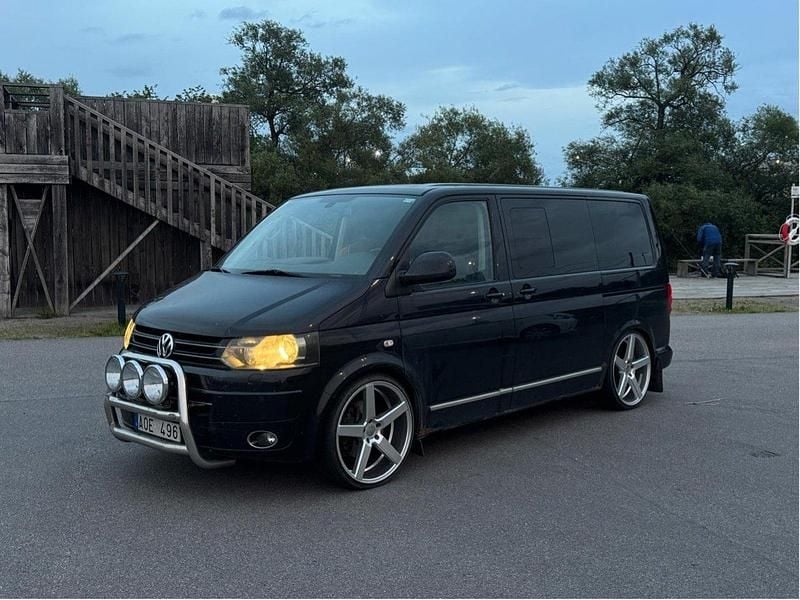 Svart Begagnad 2011 VW Multivan Highline Minibuss | 140 000 kr (Marknadspris) - Bild 1/4