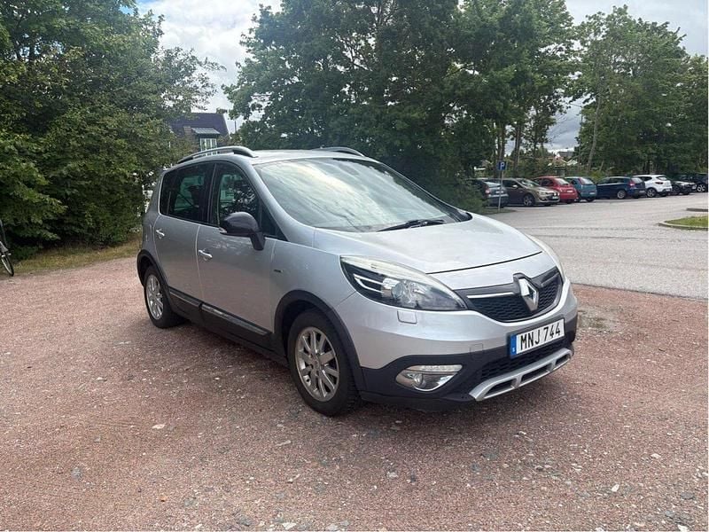 Silver Begagnad 2014 Renault Scénic III Bose Edition Minibuss | 75 000 kr (Marknadspris) - Bild 1/4