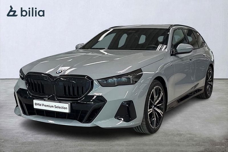 Grå Begagnad 2024 BMW 520 M Sport Kombi | 689 900 kr - Bild 1/4