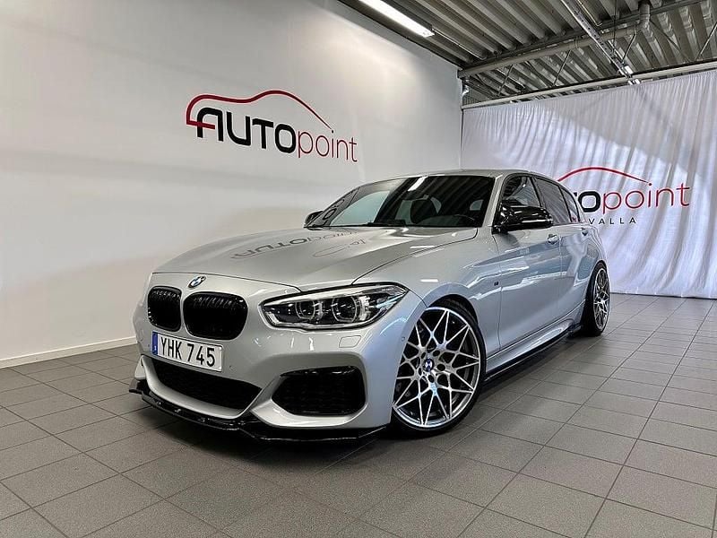 Silver Begagnad 2016 BMW M140 M Performance Halvkombi | 349 000 kr (Marknadspris) - Bild 1/4