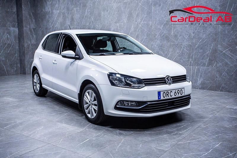 Vit Begagnad 2017 VW Polo Halvkombi | 104 800 kr (Marknadspris) - Bild 1/4