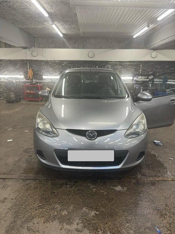 Grå Begagnad 2009 Mazda 2 Halvkombi | 35 000 kr (Bra pris) - Bild 1/4