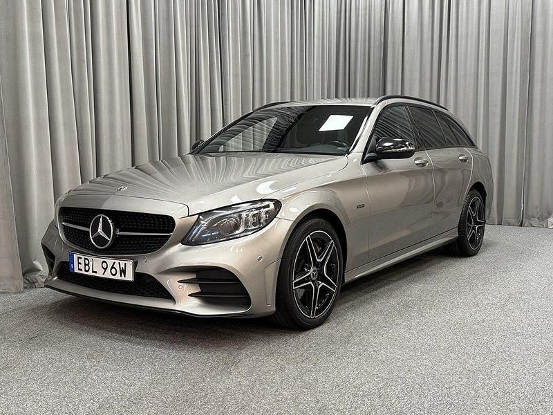 Silver Begagnad 2021 Mercedes C300e AMG Kombi | 259 900 kr (Marknadspris) - Bild 1/4