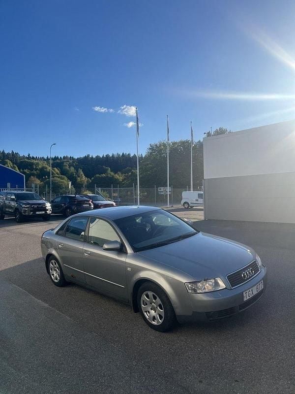Grå Begagnad 2002 Audi A4 Sedan | 16 000 kr (Marknadspris) - Bild 1/4