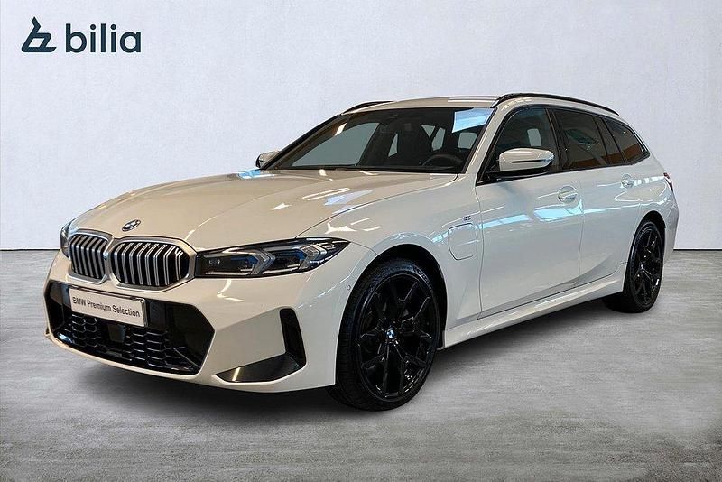 Vit Begagnad 2025 BMW 330e Comfort Edition Kombi | 549 000 kr (Dyr) - Bild 1/4