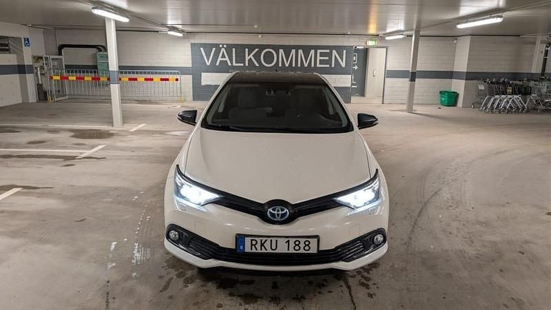 Begagnad Toyota Auris Hybrid 136 HK (100 kW) 2017