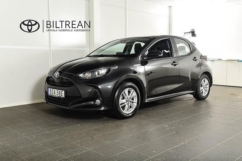 Begagnad Toyota Yaris Hybrid Active 116 HK (85 kW) 2023 Svart Halvkombi