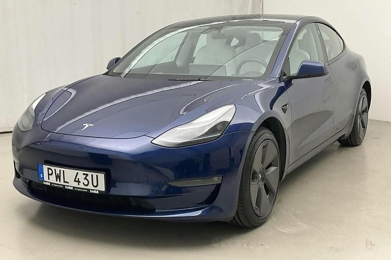 Blå Begagnad 2022 Tesla Model 3 Sedan | 299 000 kr (Marknadspris) - Bild 1/4