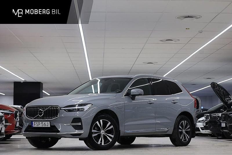Grå Begagnad 2023 Volvo XC60 Core SUV | 459 900 kr (Marknadspris) - Bild 1/3