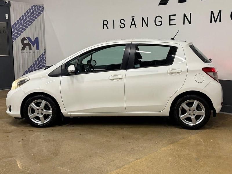 Begagnad Toyota Yaris Active 90 HK (66 kW) 2011 Vit Halvkombi