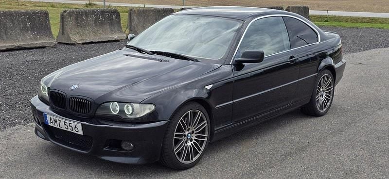 Svart Begagnad 2004 BMW 330 Performance Sportkupé | 74 000 kr - Bild 1/4