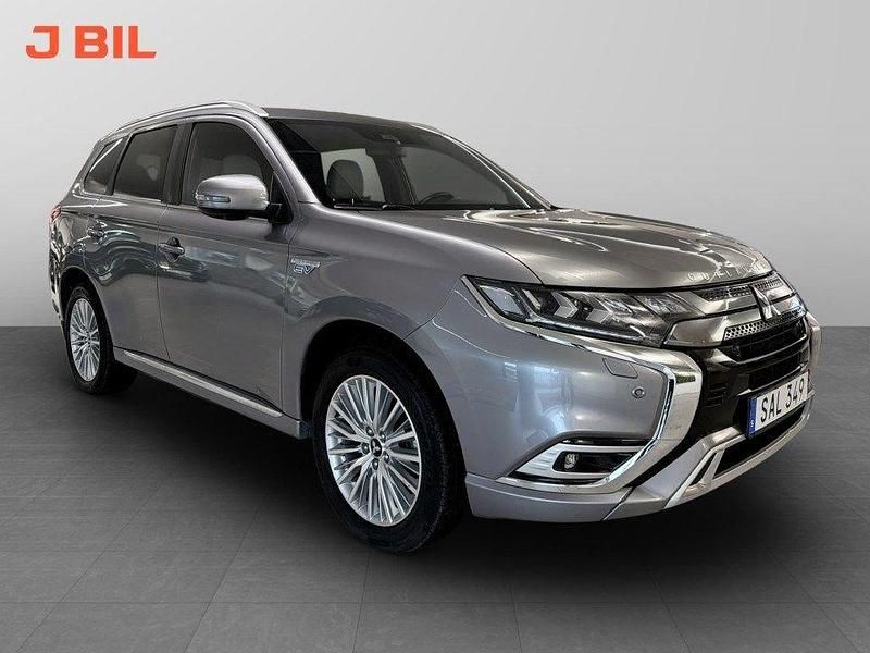 Grå Begagnad 2018 Mitsubishi Outlander P-HEV SUV | 209 900 kr (Marknadspris) - Bild 1/4