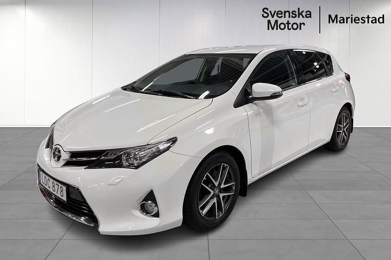 Vit Begagnad 2015 Toyota Auris Edition Halvkombi | 129 900 kr (Marknadspris) - Bild 1/4