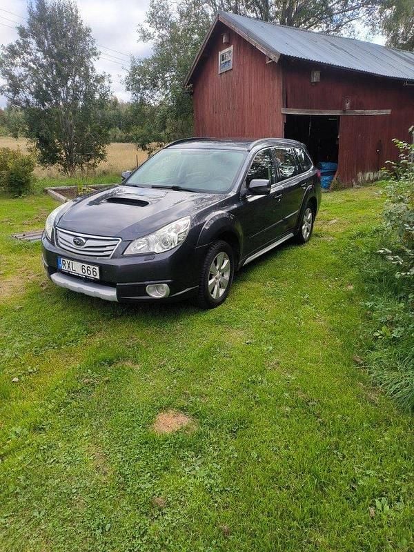 Grå Begagnad 2011 Subaru Outback Kombi | 43 000 kr (Marknadspris) - Bild 1/4