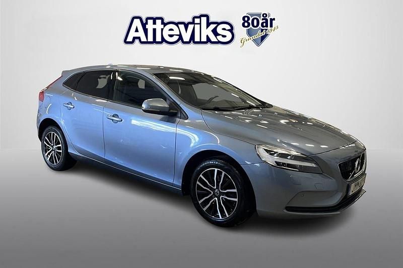 Ljusblå Begagnad 2018 Volvo V40 Business Edition Kombi | 179 900 kr (Marknadspris) - Bild 1/4