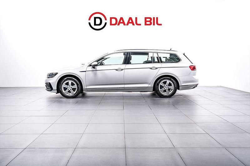 Vit Begagnad 2020 VW Passat GTE Kombi | 274 700 kr (Marknadspris) - Bild 1/4