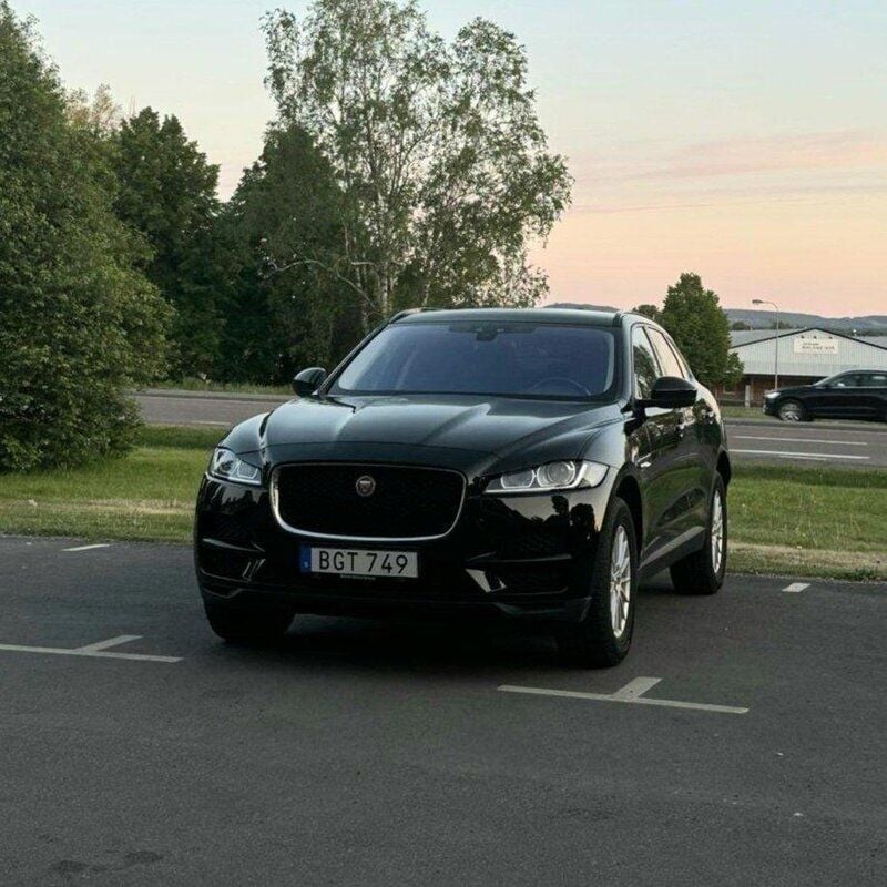 Svart Begagnad 2017 Jaguar F-Pace SUV | 227 500 kr (Marknadspris) - Bild 1/4