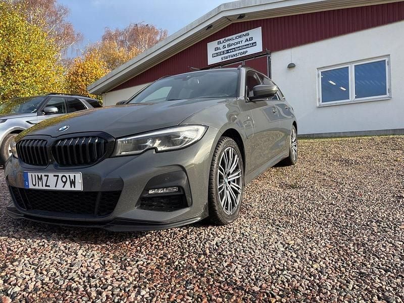 Grå Begagnad 2020 BMW 330e M Sport Kombi | 279 000 kr (Marknadspris) - Bild 1/4