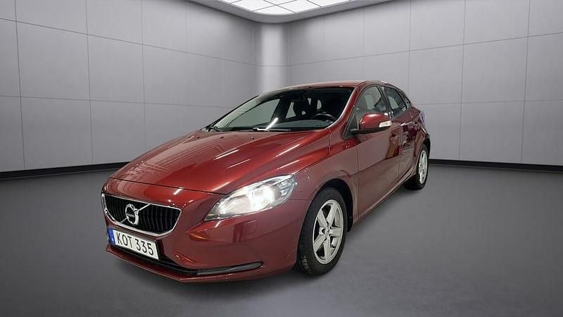 Röd Begagnad 2017 Volvo V40 Kinetic Halvkombi | 123 700 kr (Marknadspris) - Bild 1/4