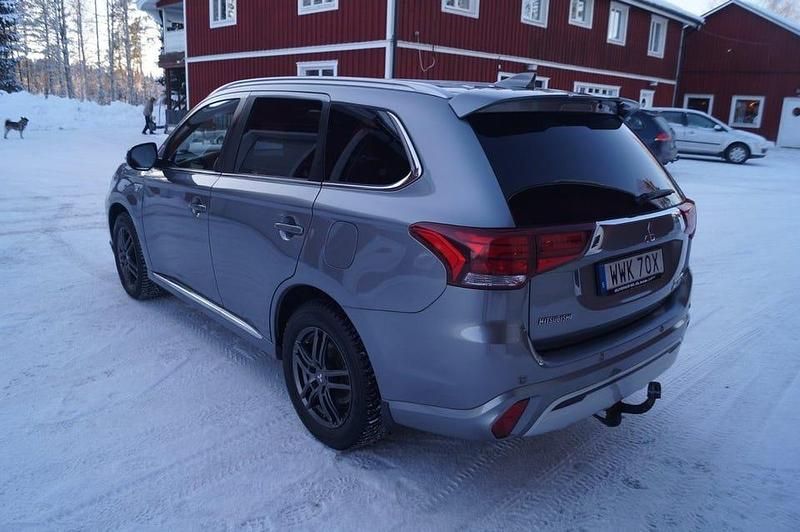 Begagnad Mitsubishi Outlander 224 HK (164 kW) 2019 Grå SUV