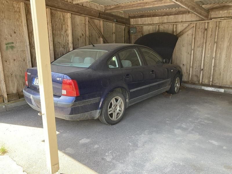 Blå Begagnad 2000 VW Passat Comfortline Sedan | 5 000 kr (Superpris) - Bild 1/3