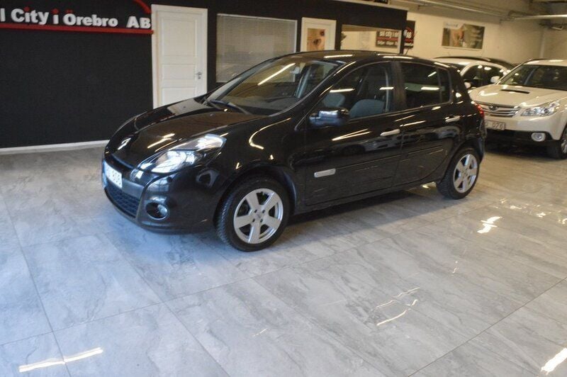 Begagnad Renault Clio II 75 HK (55 kW) 2011 Svart Halvkombi