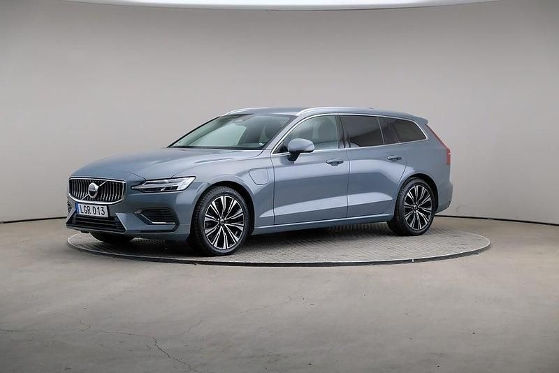 Begagnad Volvo V60 Core 253 HK (186 kW) 2022 Grå Kombi