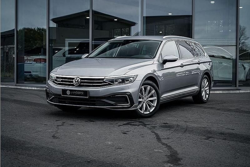 Silver Begagnad 2019 VW Passat Executive Kombi | 214 900 kr (Marknadspris) - Bild 1/4