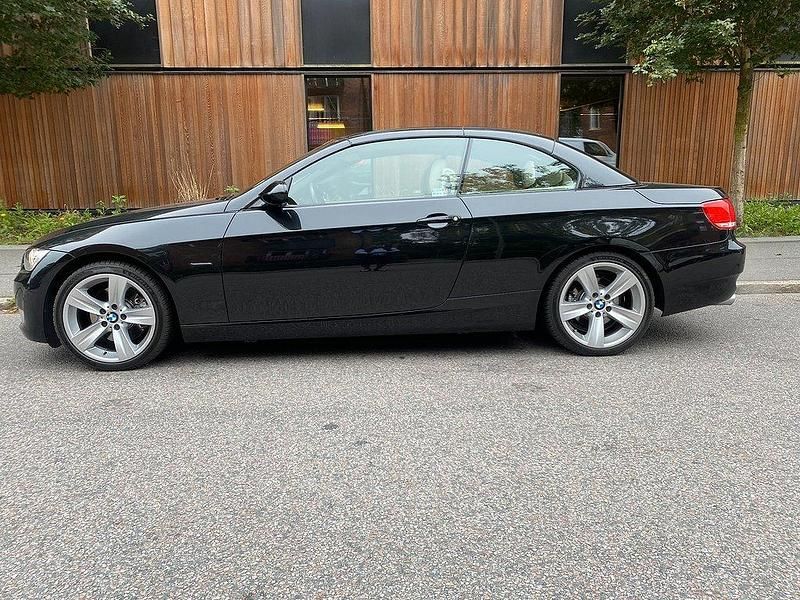 Svart Begagnad 2009 BMW 325 Cabriolet Comfort Edition Cab | 194 700 kr (Lite dyr) - Bild 1/4