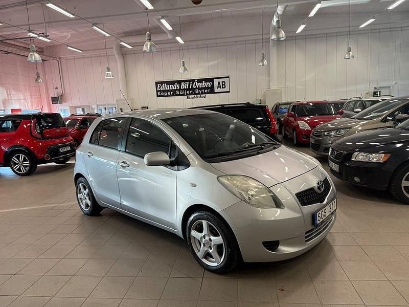Silver Begagnad 2006 Toyota Yaris Halvkombi | 37 000 kr (Lite dyr) - Bild 1/4