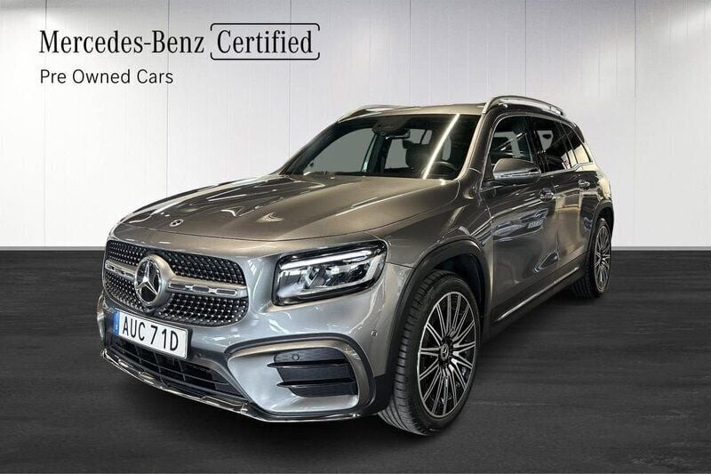 Mörkgrå (grå) Begagnad 2024 Mercedes GLB200 AMG line SUV | 479 900 kr (Marknadspris) - Bild 1/4