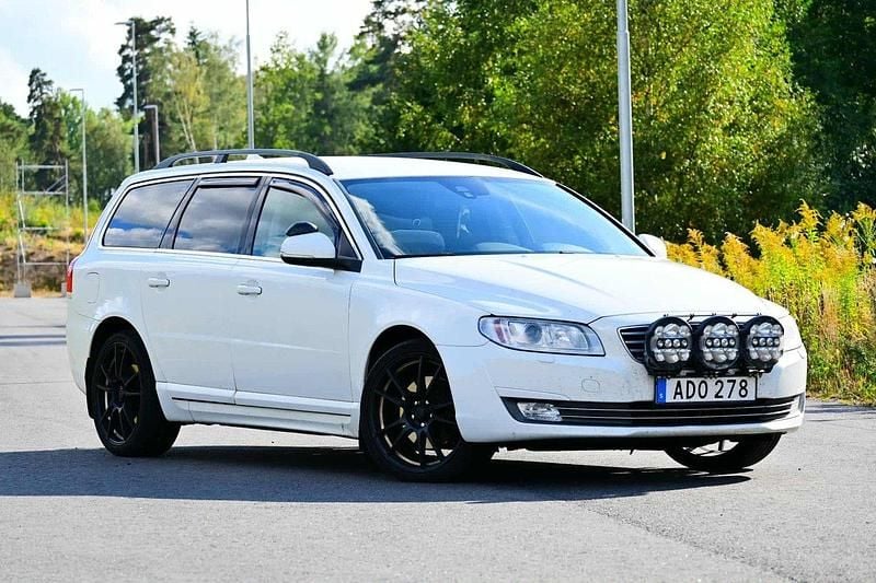 Vit Begagnad 2015 Volvo V70 Momentum Kombi | 110 000 kr (Bra pris) - Bild 1/4