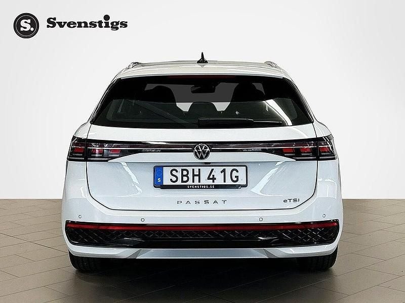 Begagnad VW Passat R-line 150 HK (110 kW) 2024 Vit Kombi
