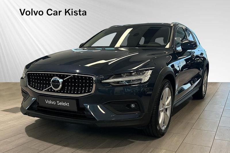 Begagnad Volvo V60 CC Core 200 HK (147 kW) 2023 Mörkblå Kombi