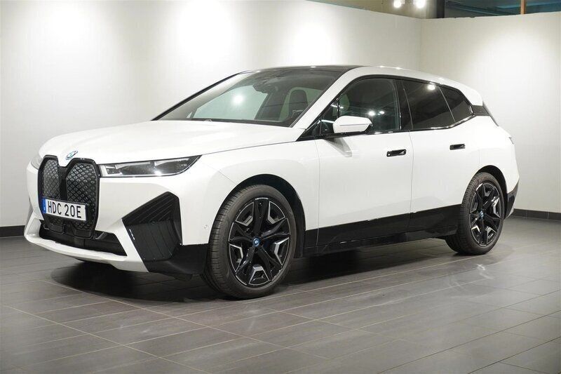 Vit Begagnad 2023 BMW iX Sport Line SUV | 599 900 kr (Marknadspris) - Bild 1/2