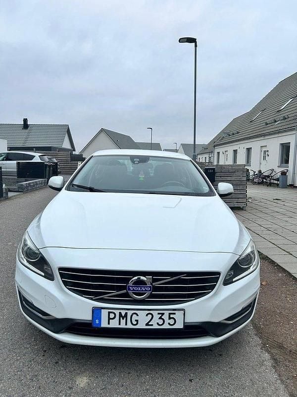 Vit Begagnad 2015 Volvo S60 Momentum Sedan | 119 900 kr (Bra pris) - Bild 1/4
