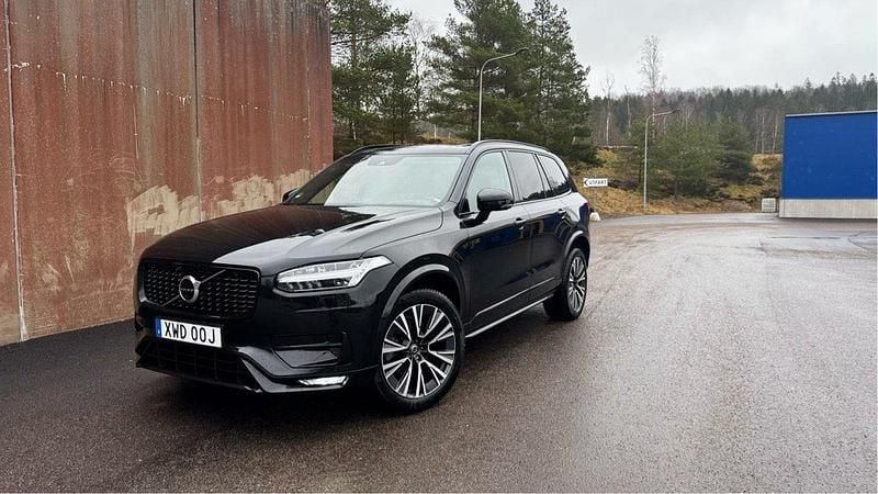 Svart Begagnad 2022 Volvo XC90 R-Design SUV | 549 000 kr (Lite dyr) - Bild 1/4