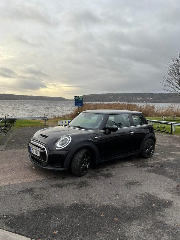 Midnight black metallic Begagnad 2022 Mini Cooper SE Halvkombi | 180 000 kr - Bild 1/4