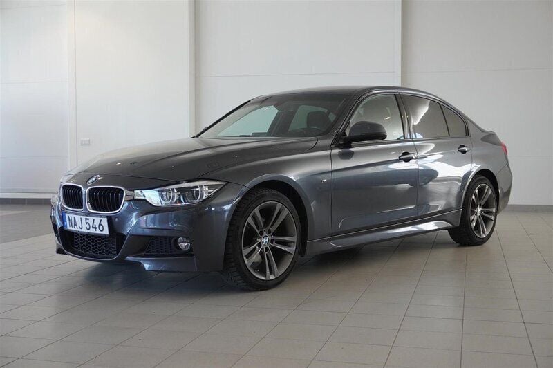 Mineralgrå Begagnad 2016 BMW 320 M Sport Sedan | 219 800 kr (Marknadspris) - Bild 1/4