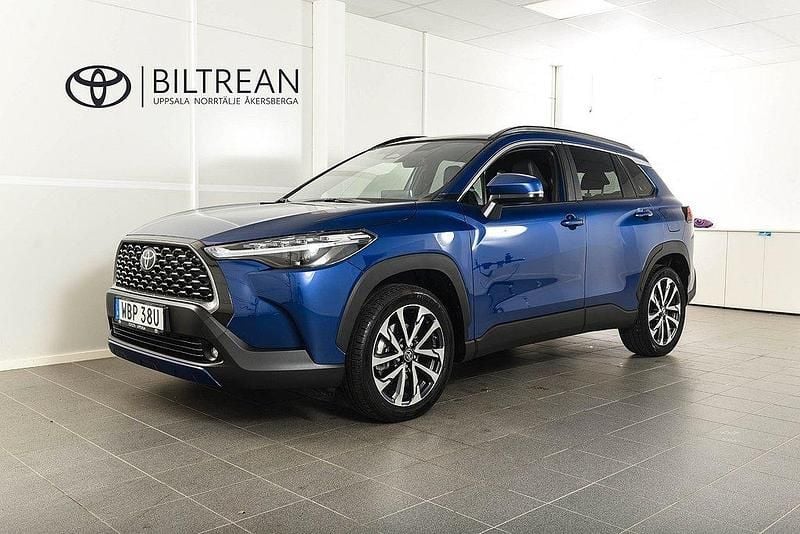 Mörkblå Begagnad 2024 Toyota Corolla Cross Executive SUV | 414 900 kr (Marknadspris) - Bild 1/4