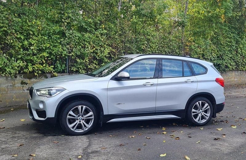 Silver Begagnad 2018 BMW X1 Sport Line SUV | 200 000 kr (Bra pris) - Bild 1/4