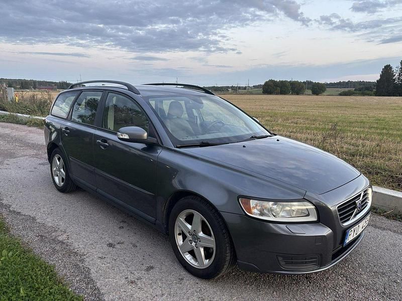 Grå Begagnad 2008 Volvo V50 Kinetic Kombi | 25 000 kr (Superpris) - Bild 1/4