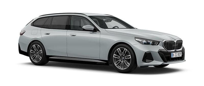 Svart Ny 2025 BMW 530e M Sport Kombi | 724 400 kr (Marknadspris) - Bild 1/3