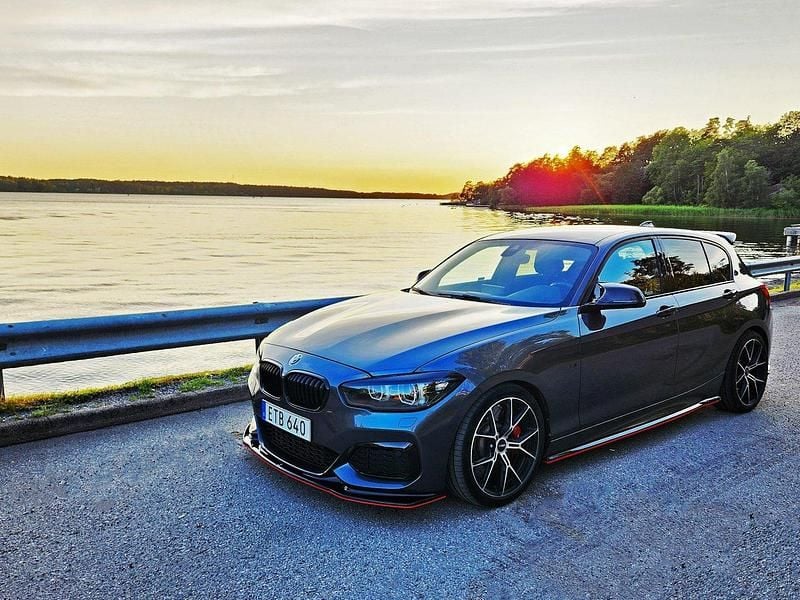 Grå Begagnad 2018 BMW M140 M Sport Halvkombi | 469 000 kr - Bild 1/4